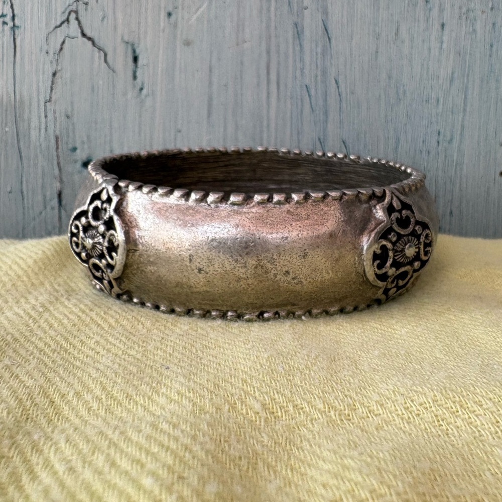 Pewter/Silver-Tone Bangle Bracelet with 4 Emblems on Sides & Raised Dots Edges - Picture 8 of 12